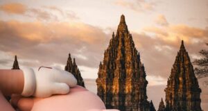 KAWS: HOLIDAY Akhirnya Berdampingan Sama Candi Prambanan!