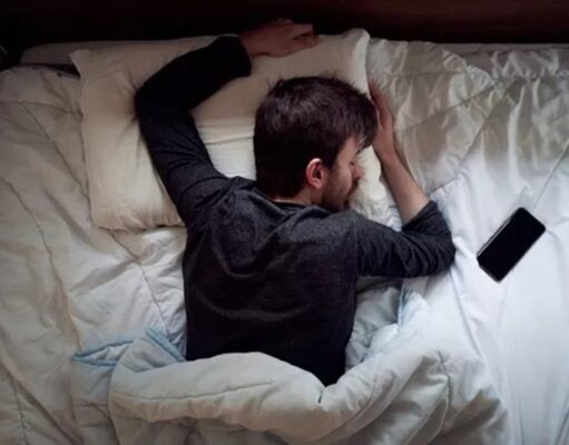 Apple Kasih Tau Konsekuensi Tidur di Sebelah iPhone yang Dicas
