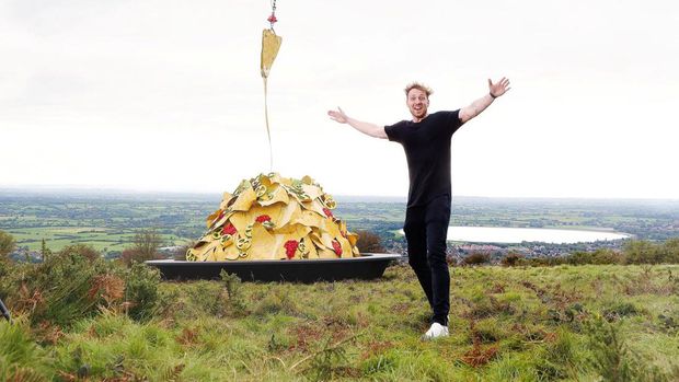 Rekor Dunia! Pria Ini Menarik Keju Hingga 14.9 meter Pakai Helikopter