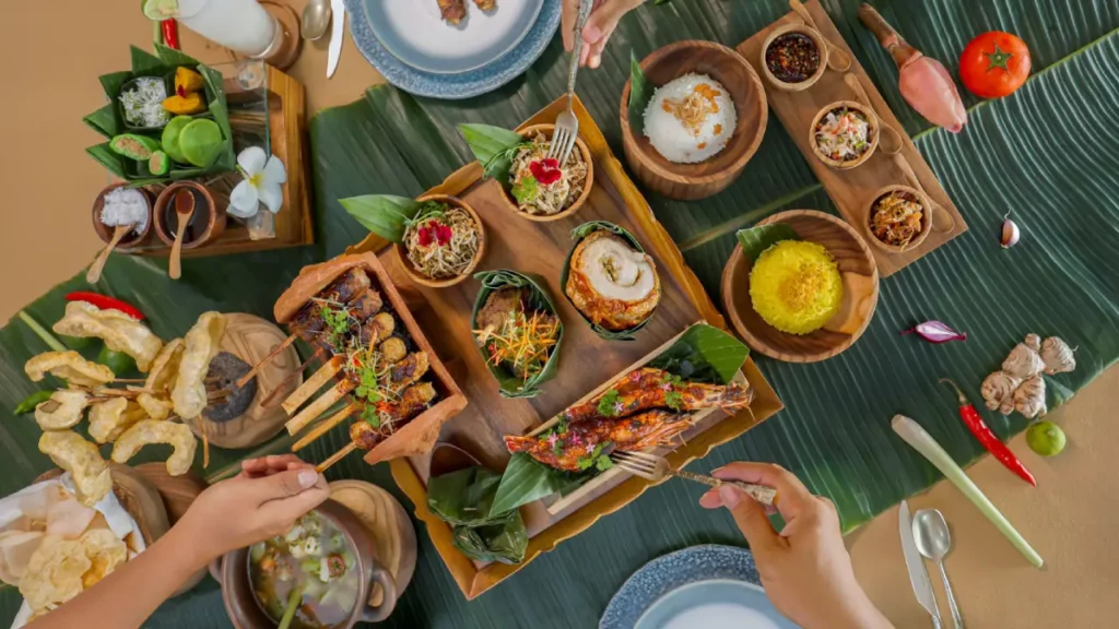 Makan dan Berbagi Dalam Harmonisasi Megibung di Jumeirah Bali